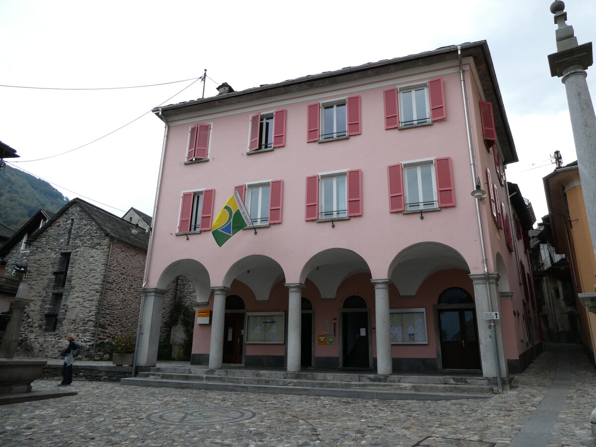 (241'358) - Post- und Gemeindehaus am 14. Oktober 2022 in Intragna