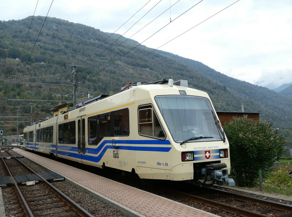 (241'360) - FART-Pendelzug - Nr. 48 - am 14. Oktober 2022 im Bahnhof Intragna 