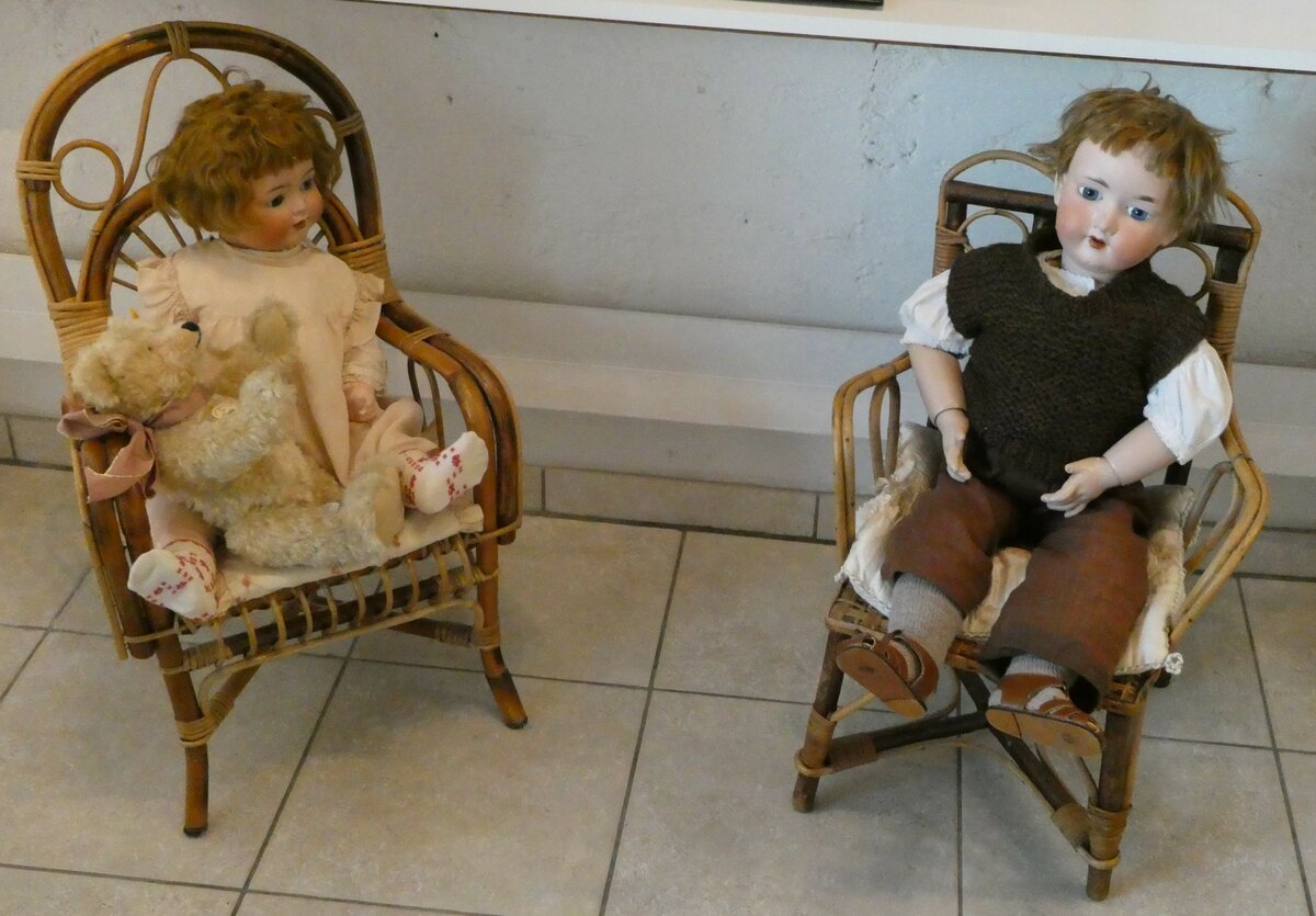 (241'571) - Sitzende Puppen am 18. Oktober 2022 in Spiez, Spielzeugmuseum