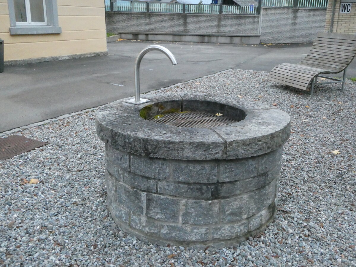 (243'569) - Brunnen am 7. Dezember 2022 beim Bahnhof Sisikon