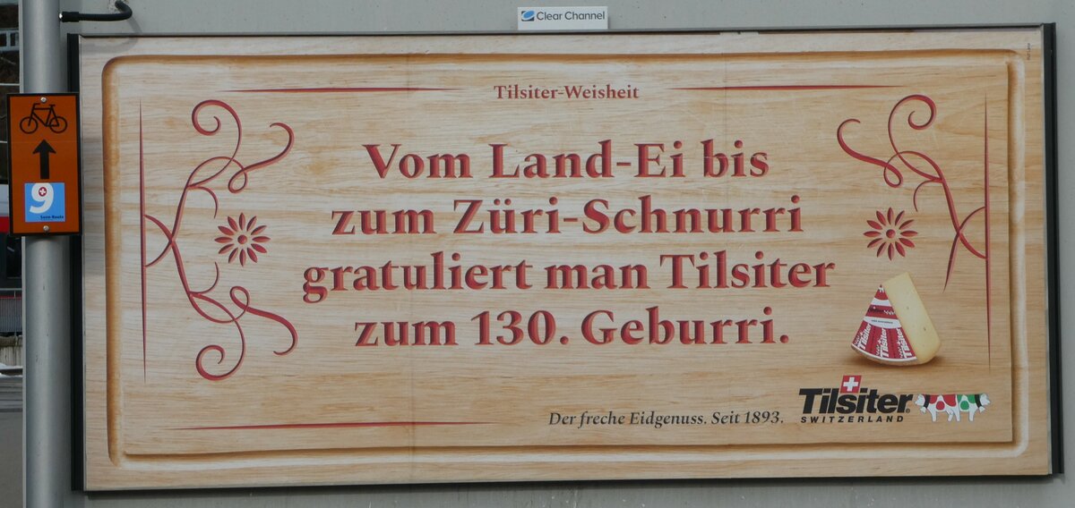 (245'743) - Tilsiter-Werbung am 3. Februar 2023 beim Bahnhof Biberbrugg