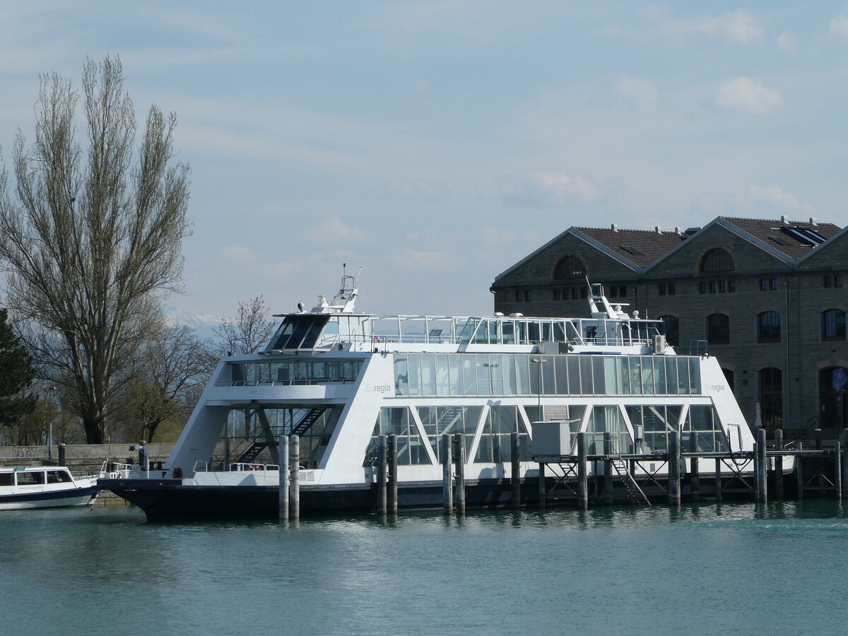 (248'129) - Fhre Euregia am 6. April 2023 im Hafen von Romanshorn