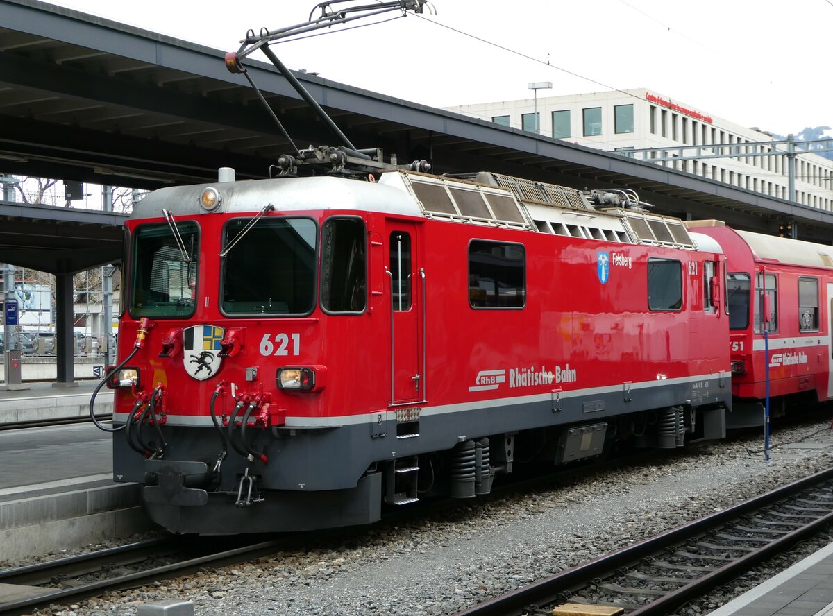 (248'598) - RhB-Lokomotive - Nr. 621 - am 15. April 2023 im Bahnhof Chur
