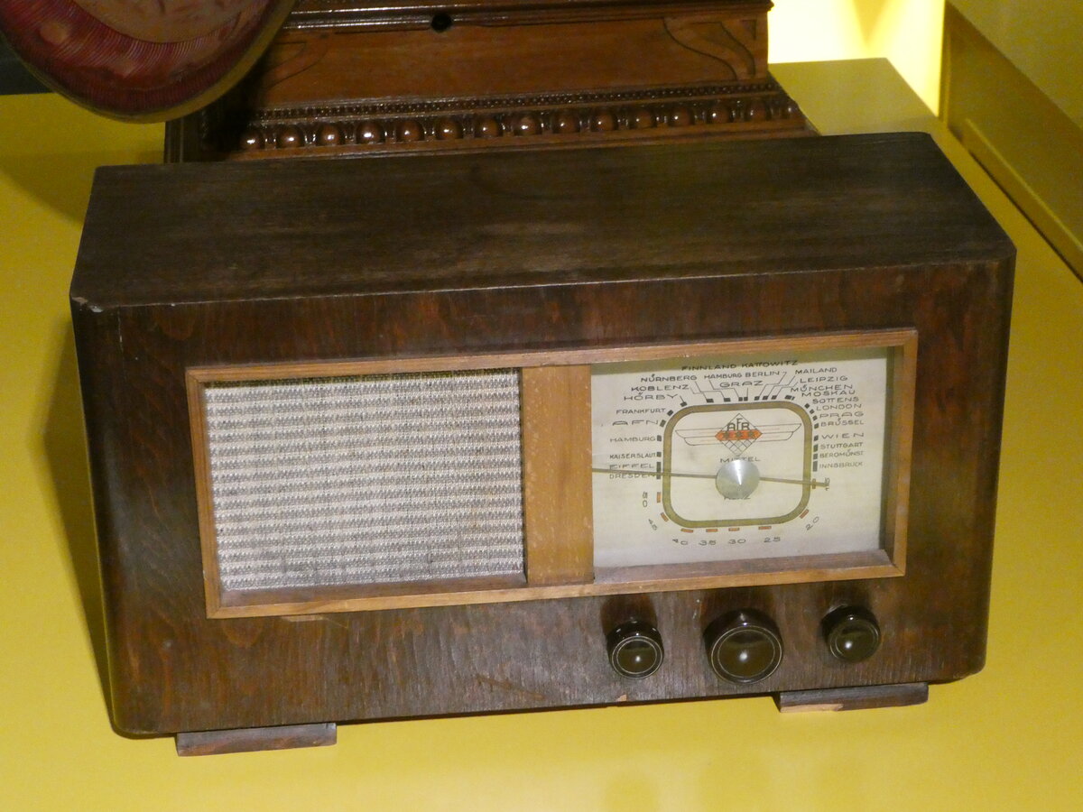 (251'001) - Altes Radio am 4. Juni 2023 in Dingolfing, Industriemuseum