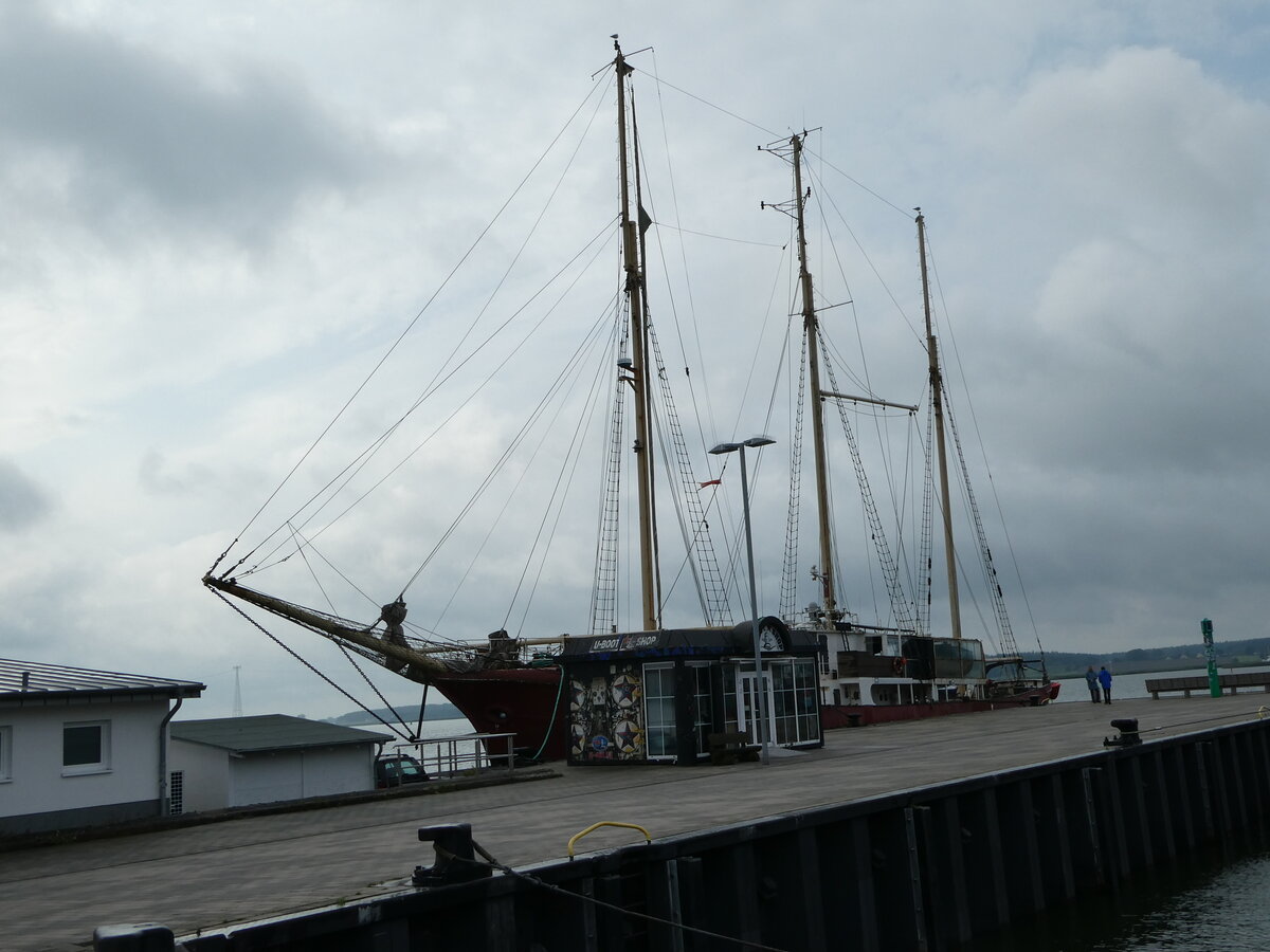 (254'429) - Segelschiff auf dem Peenestrom am 31. August 2023 in Peenemnde