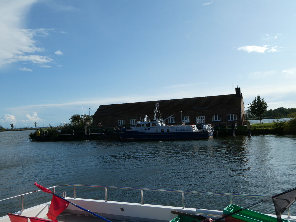 (254'505) - Hafen und Zoll am Peenestrom mit Motorschiff Rheiderland Karnin am 31. August 2023 in Karnin
