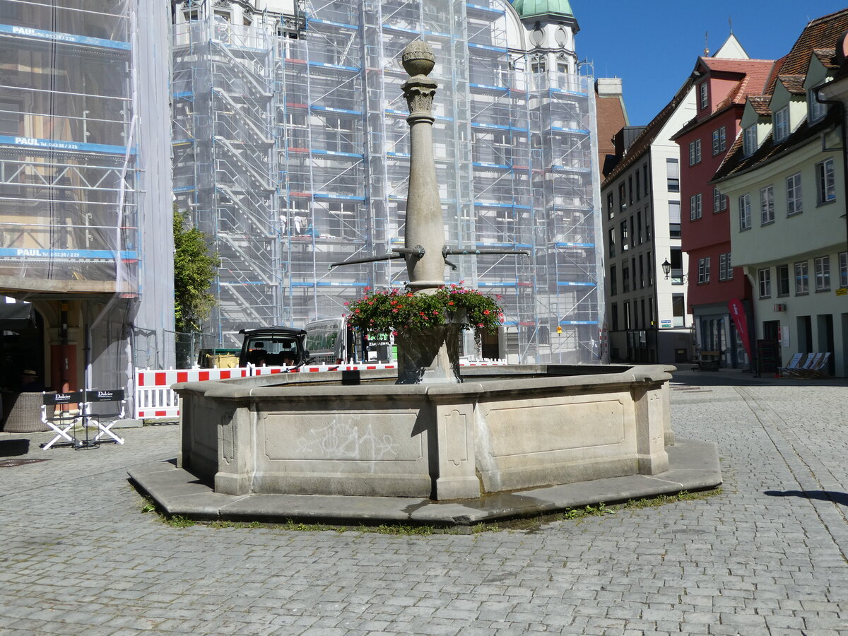 (254'801) - Brunnen am Marktplatz am 4. September 2023 in Memmingen