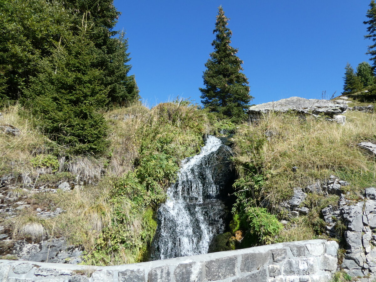 (255'779) - Kleiner Wasserfall am 1. Oktober 2023 auf der Engstlenalp
