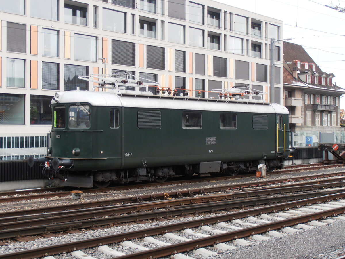 (257'521) - SBB-Lokomotive - Nr. 10'039 - am 9. Dezember 2023 im Bahnhof Thun