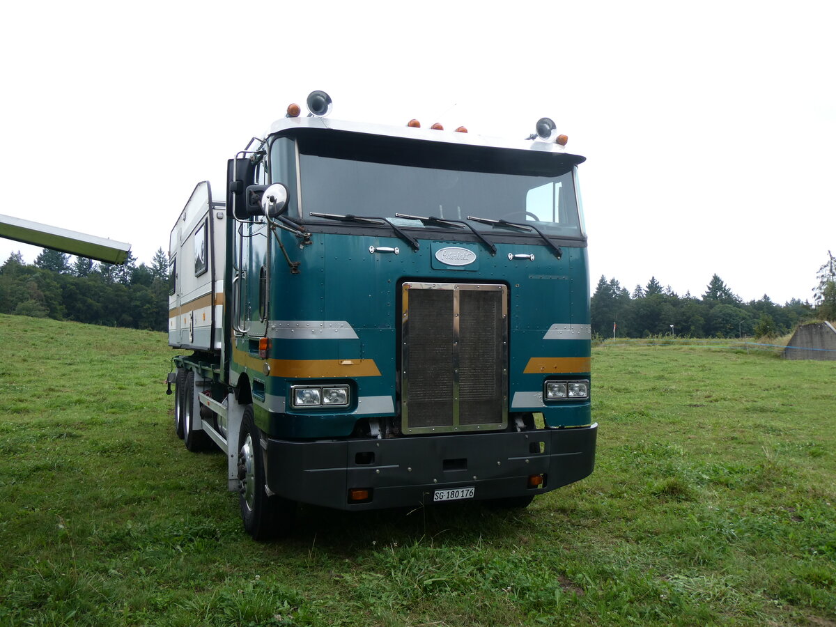 (265'866) - Schneider, Ernetschwil - SG 180'176 - Peterbilt am 17. August 2024 in Neuhausen, Langriet