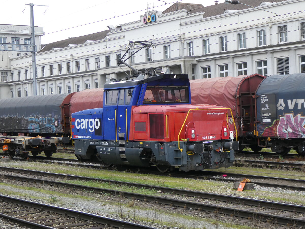 (269'755) - SBB-Rangierlokomotive - Nr. 923'016-0 - am 10. Dezember 2024 im Bahnhof Sursee