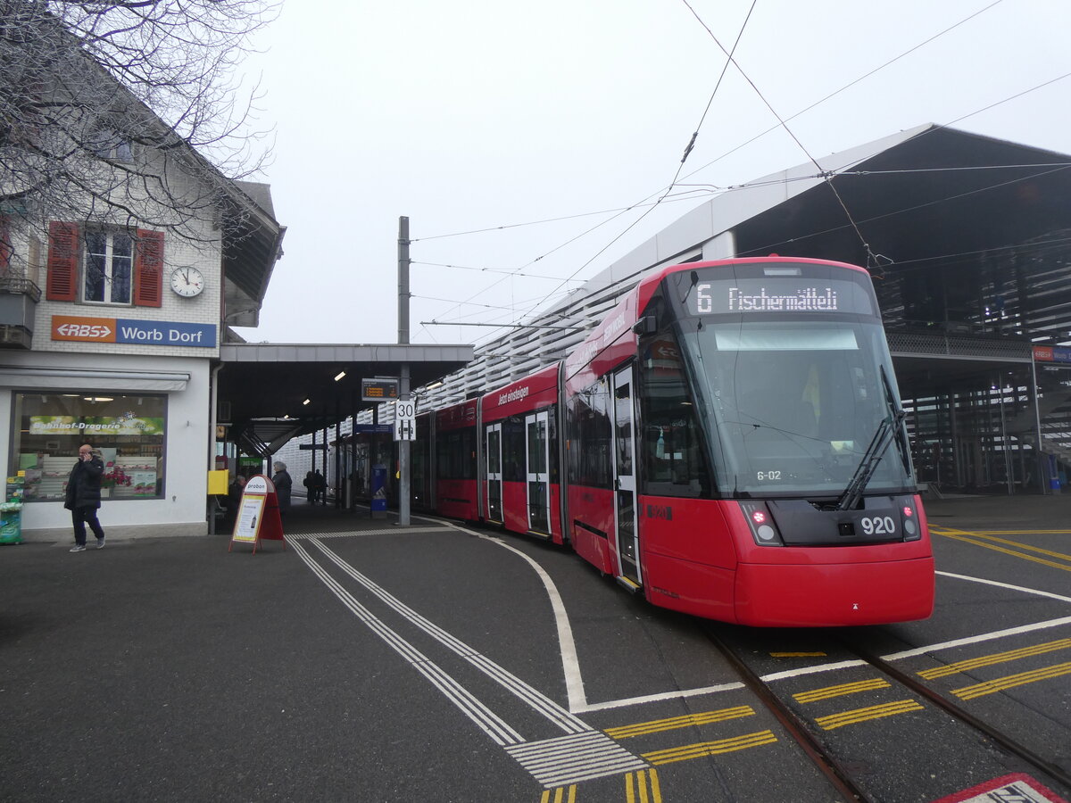 (271'381) - Bernmobil-Tram - Nr. 920 - am 21. Januar 2025 beim Bahnhof Worb Dorf