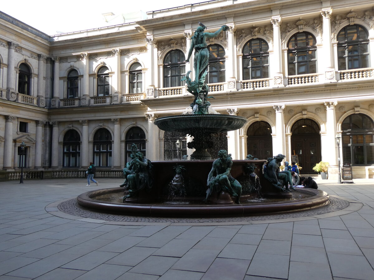 (275'036) - Brunnen am 8. Mai 2025 in Hamburg, Rathaus