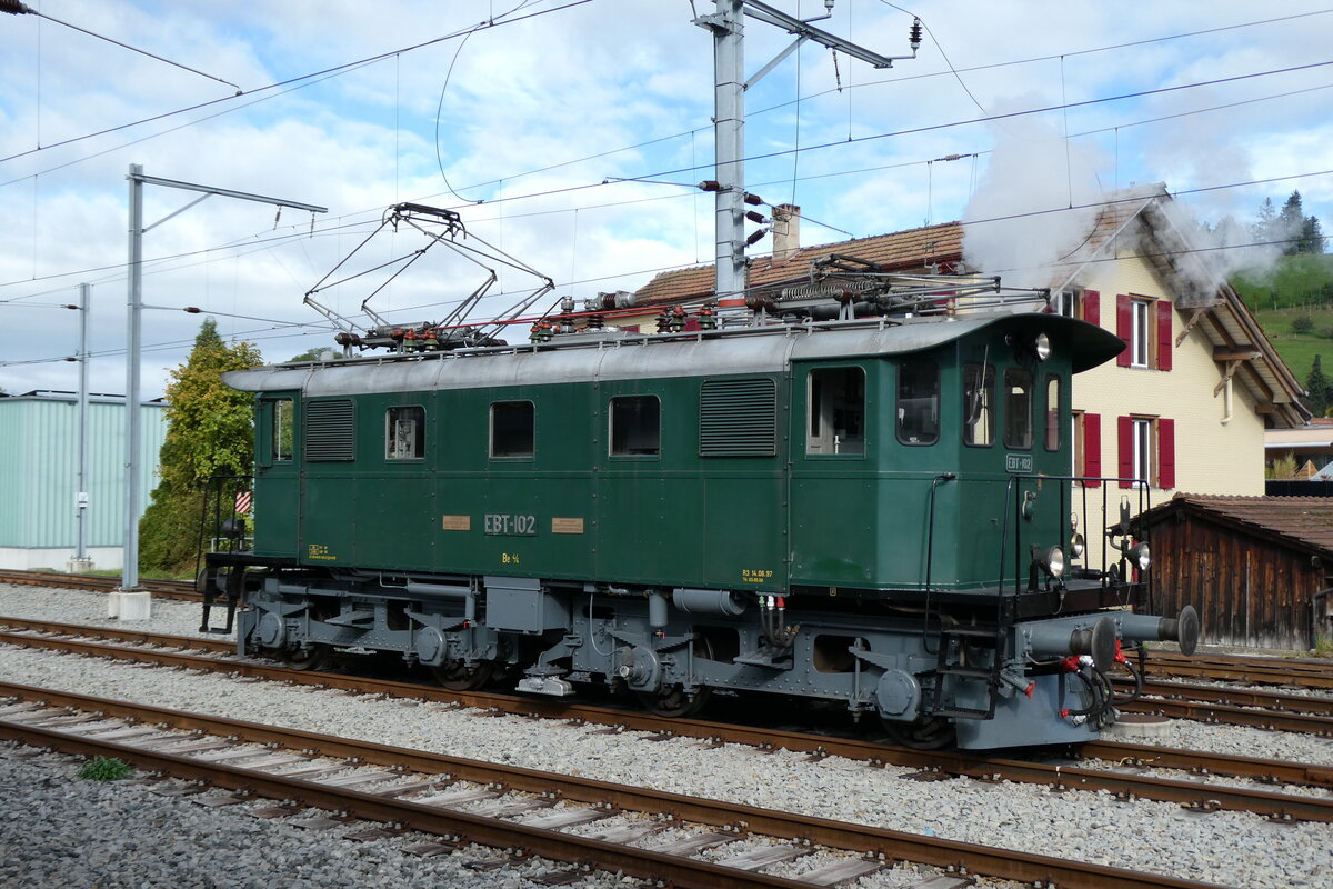 (280'945) - EBT-Lokomotive - Nr. 102 - am 4. Oktober 2025 im Bahnhof Huttwil