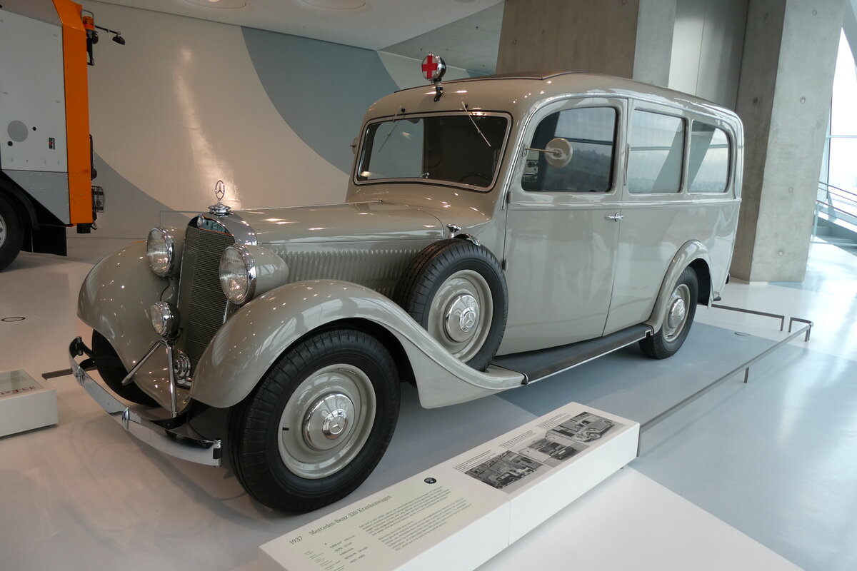 (283'005) - Mercedes Krankenwagen am 11. Dezember 2025 in Stuttgart, Mercedes-Benz Museum