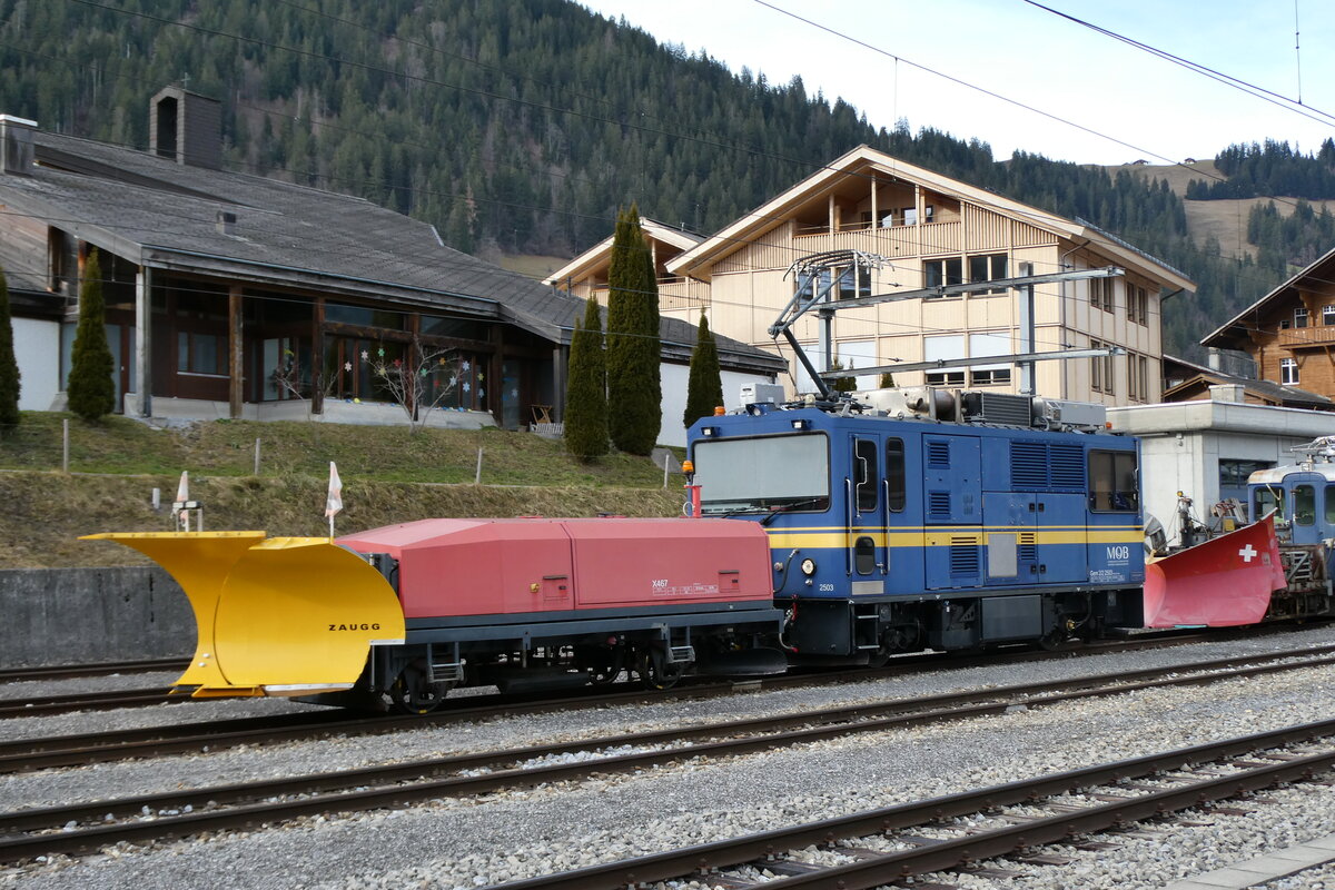 (283'205) - Schneepflug und MOB-Lokomotive - Nr. 2503 - am 15. Dezember 2025 im Bahnhof Zweisimmen