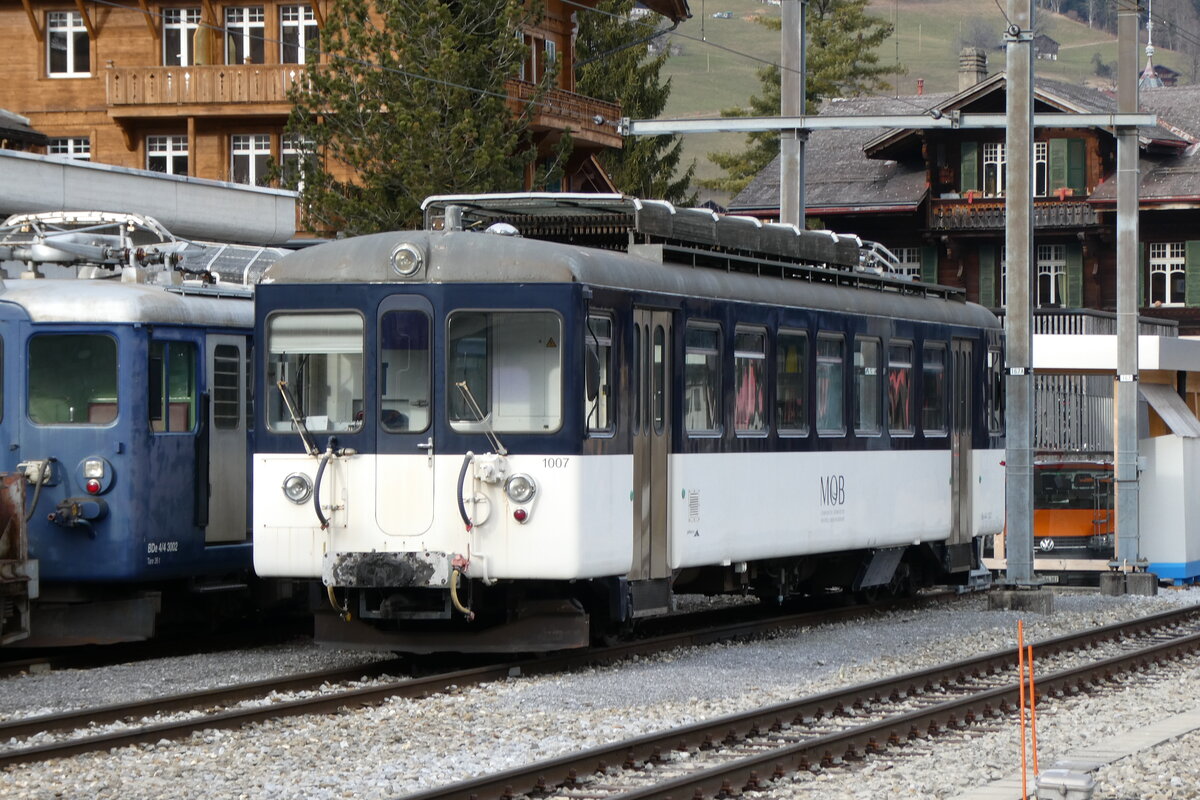 (283'206) - MOB-Triebwagen - Nr. 1007 - am 15. Dezember 2025 im Bahnhof Zweisimmen