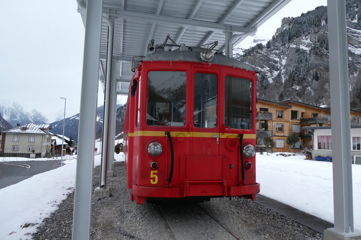 (284'456) - Sernftalbahn-Triebwagen - Nr. 5 - am 30. Januar 2026 in Elm, Station