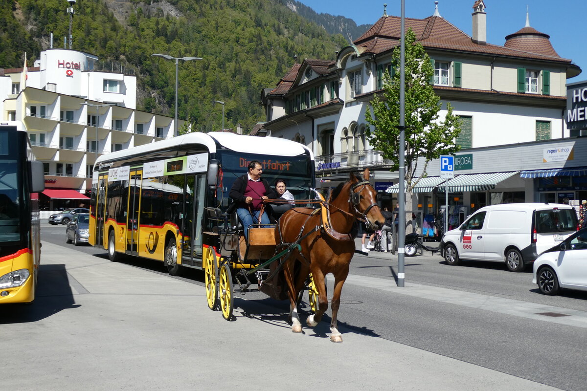 (286'356) - Kutsche am 24. April 2026 beim Bahnhof Interlaken West