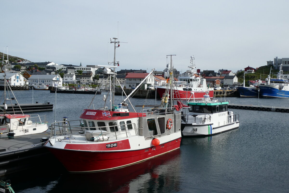 (288'157) - Schiffe am 12. Juni 2026 in Honningsvag, Hafen