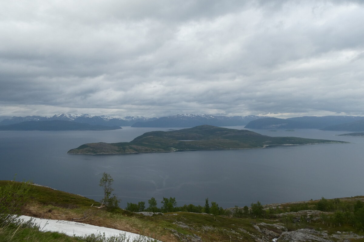 (288'383) - Berg- und Fjordlandschaft mit Insel am 13. Juni 2026 bei S�rstraumen