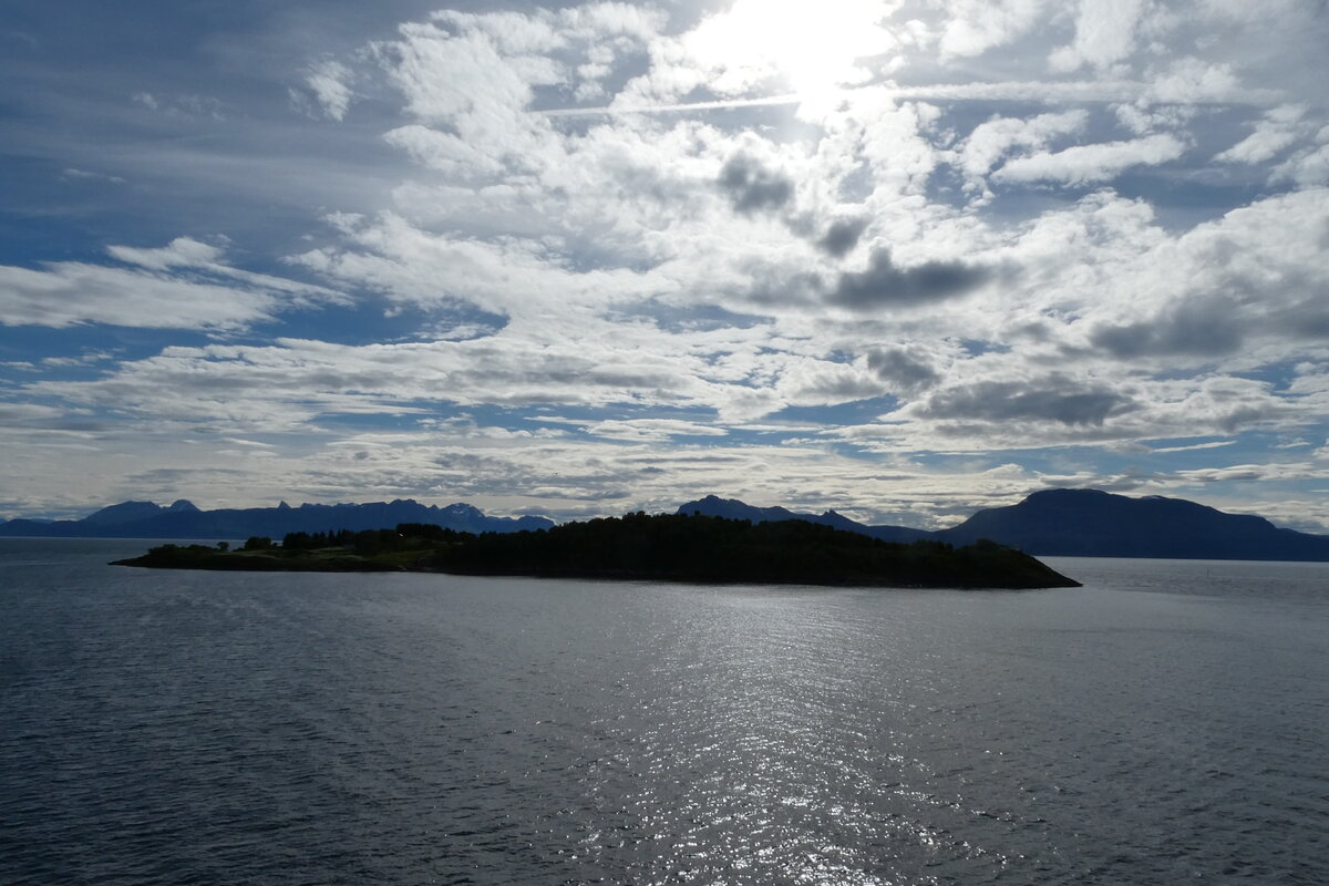 (288'537) - Impressionen von den Lofoten am 15. Juni 2026