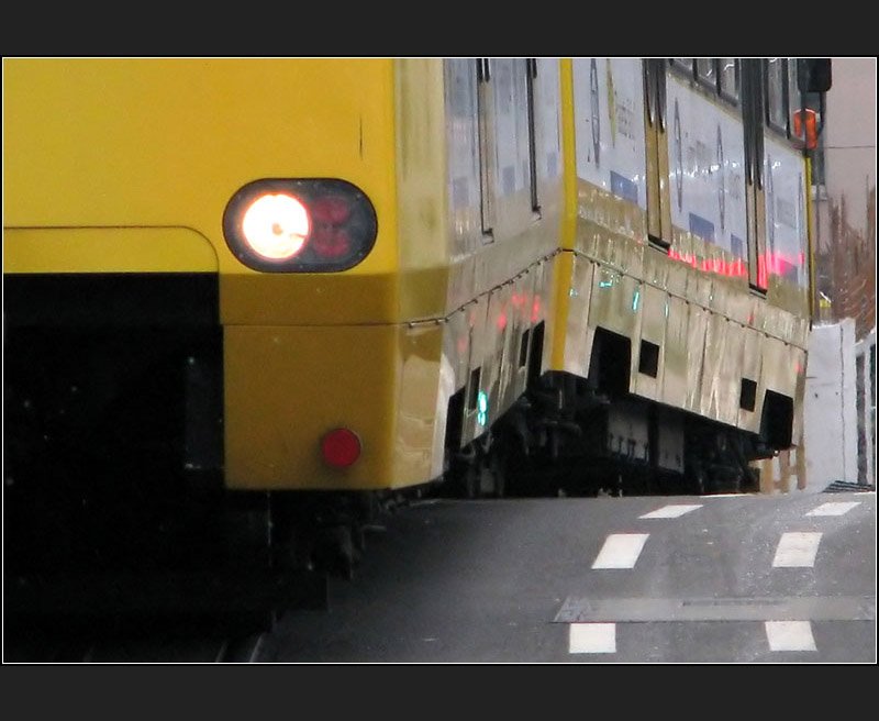 . Abgeknickt - Ein Stuttgarter Stadtbahnzug im �bergang von einer Steilstrecke zur flacheren Strecke. Fotografisch immer wieder spannend festzuhalten sind die Neigungswechsel der Strecken bei der Stuttgarter Stadtbahn. (Jonas)