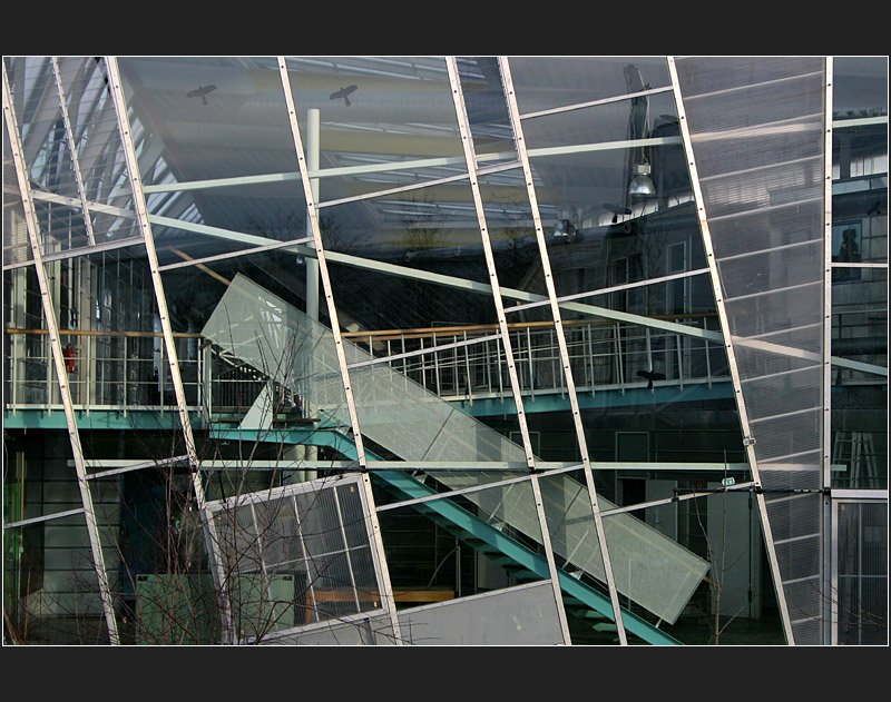 . Alles schr�g - Glasfassade des Hysolargeb�udes in Stuttgart-Vaihingen, Architekten: Behnisch und Partner (Matthias)