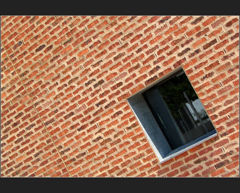 . Backsteintappete - Fassadendetail einer Schulsporthalle in Ostfildern. (Matthias)