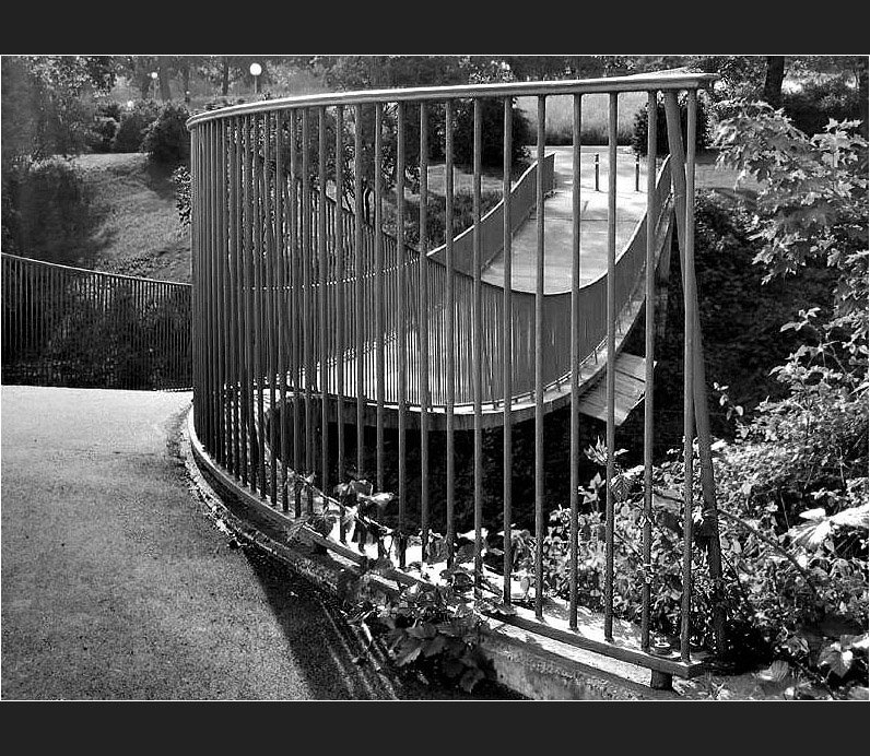 . Durchh�ngend - Fu�g�ngersteg in Stuttgart (Matthias)