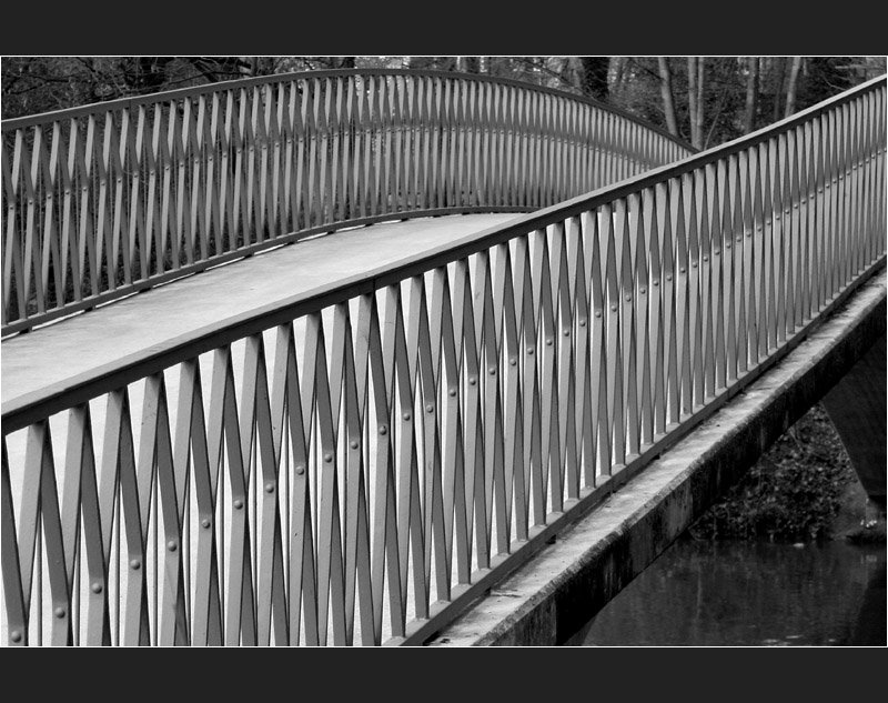 . Ein Spiel mit Gerade und Gebogen - Gel�nder einer Fu�g�ngerbr�cke �ber die Rems in Waiblinen. (Matthias)