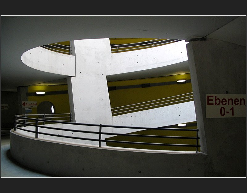 . Immer im Kreis - Rampe in einem Parkhaus des Flughafen Stuttgarts (Matthias)
