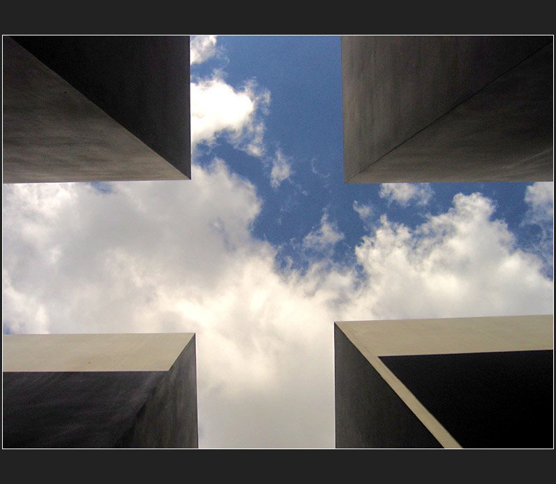 . Kreuz - Blickt man im Stelenfeld des Holocaustmahnmals in der Mitte eines Kreuzungpunktes nach oben, formt sich der Himmel zu einem Kreuz. (Matthias)