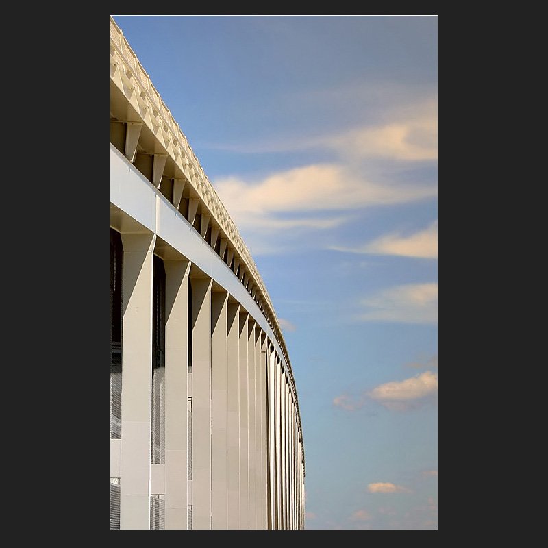 . Langes Bauwerk - Blick entlang eines der Parkhausfinger der neuen Landesmesse am Stuttgarter Flughafen. Durch die Perpektive und den nicht sichtbaren Erdboden schient das Geb�ude endlos in die Ferne zu reichen. Architeken: Wulf und Partner(Matthias)