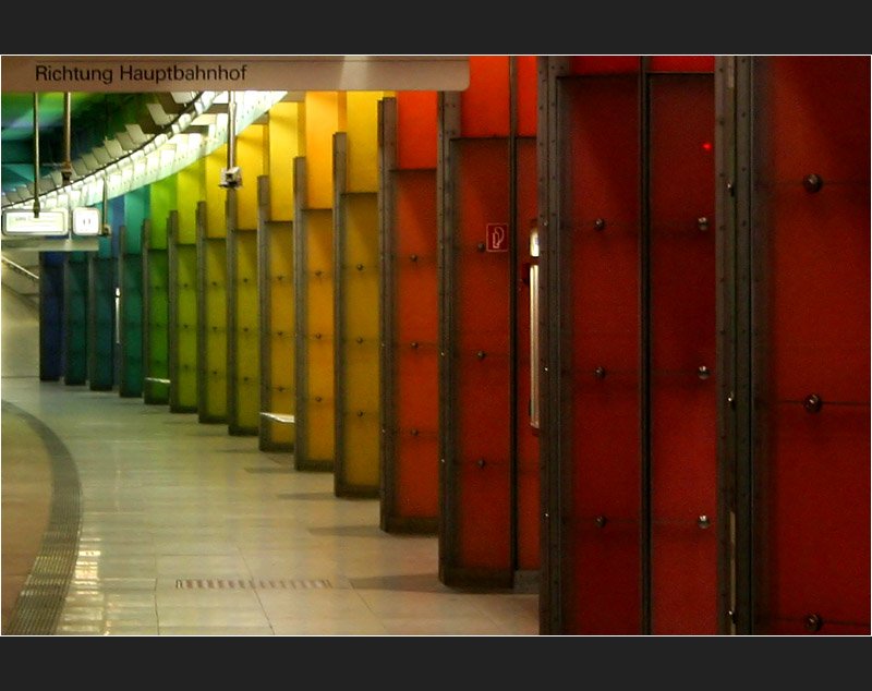 . Sehr bunt - Die Mittelst�tzen des farbenfrohen U-Bahnhofes Candidplatz in M�nchen (Matthias)