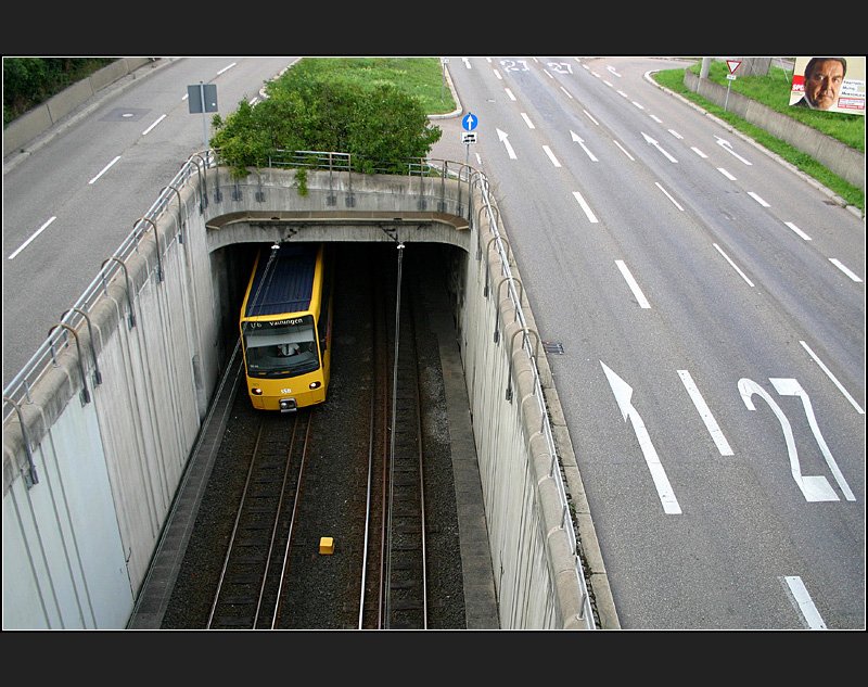 . Stuttgart in Hauptverkehrszeit - Eine Stadtbahn in der Tiefebene, leere Stra�en und der damalige Bundeskanzler. (Matthias)