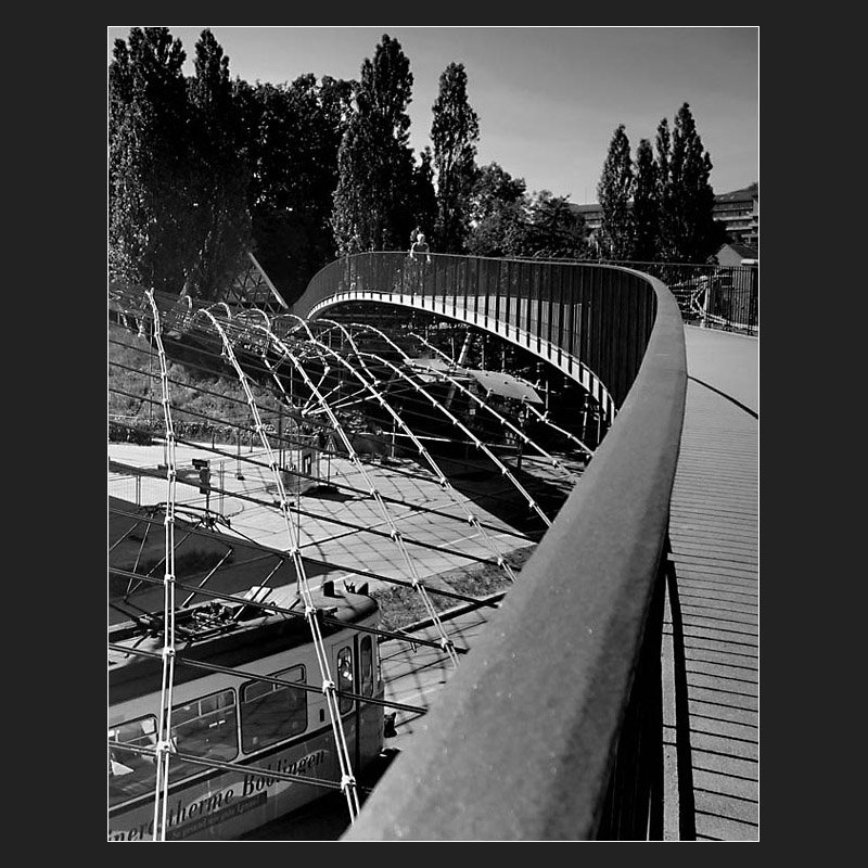 . �bers Netz - Fu�g�ngersteg in Stuttgart am L�wentor (Jonas)