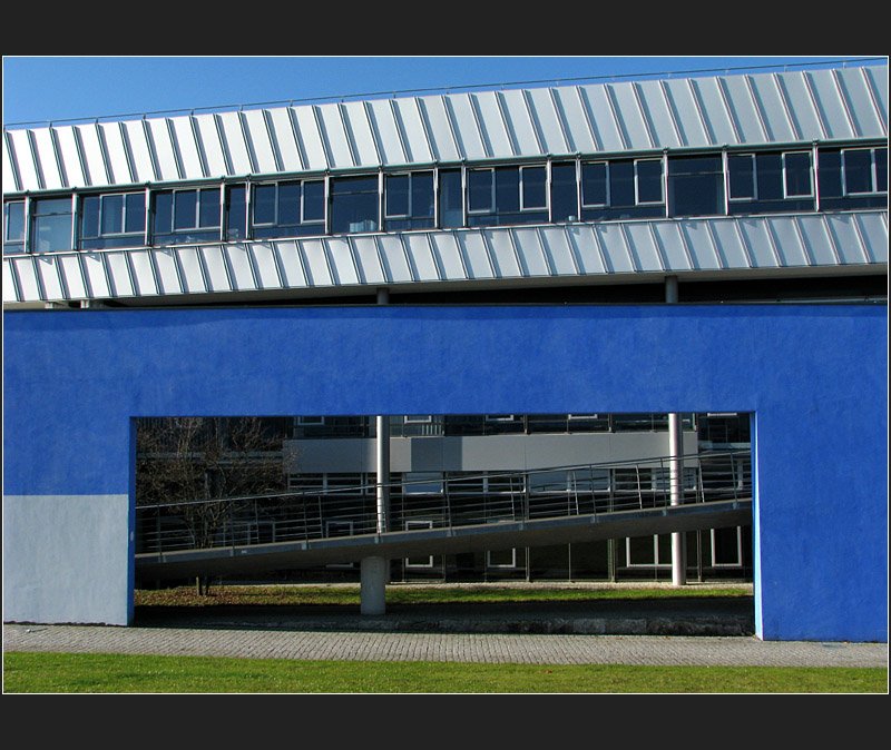 . Viel Blau - Hochschulegeb�ude in Stuttgart-Vaihingen (Jonas) 