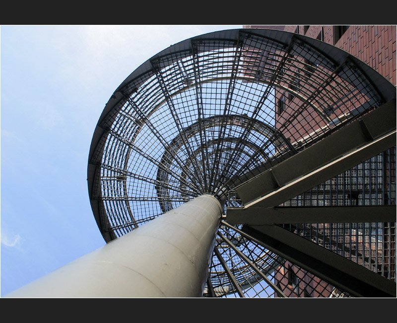 . Wendeltreppe-Schnecke - Fluchttreppe an einem Neubau im Bereich der Speicherstadt in Hamurg (Matthias)