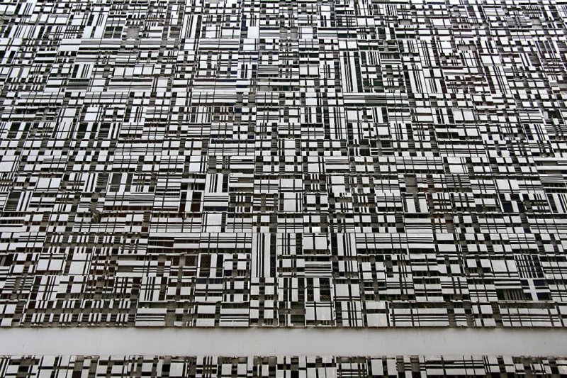 Aluminiumfassade aus den 60ern des Teppichhauses Engelhardt in Mannheim. Umbau 1969 durch Architekt R.J�rg. K�nstler E.W.Kunz entwarf die rechteckigen Strukturen aus Vollform-Gusstechnik die ein Bild der Teppichwelt darstellen sollen. Heute ist darin ein Schuhgesch�ft.   