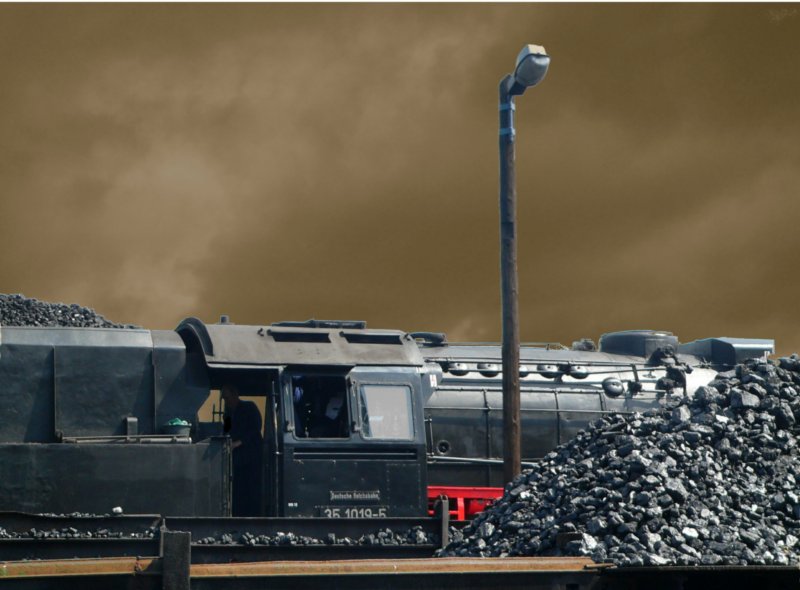 Anders gesehen - aber dabei etwas geschummelt. Den Himmel habe ich anderswo aufgenommen und eingef�rbt. Dampflokparade Wolsztyn, 2006
