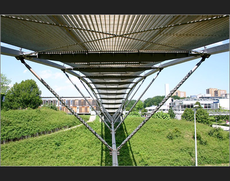 Br�cken, vorallem die filigranen Fu�g�ngerbr�cken, eignen sich immer wieder als Fotomotive, insbesondere auch f�r ungew�hnliche Perspektiven. Hier eine Untersicht eines besonderen Steges in Stuttgart-Vaihingen im Uni-Campus. (Matthias)