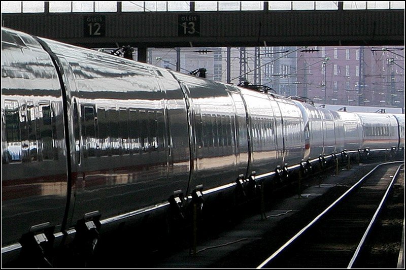 Da der M�nchner Hauptbahnhof nach Westen hin offen ist, ergeben sich gerade Abends sch�ne Lichtstimmungen, insbesondere auch auf die Z�ge. Durch die Reflexion auf den ICE-Wagen werden ganz andere Teile hervorgehoben.