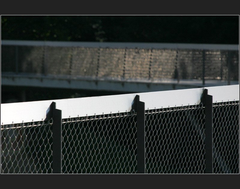 Detailansicht eines elegant geschwungenen Fu�g�ngersteges in Waiblinen. (Matthias)
