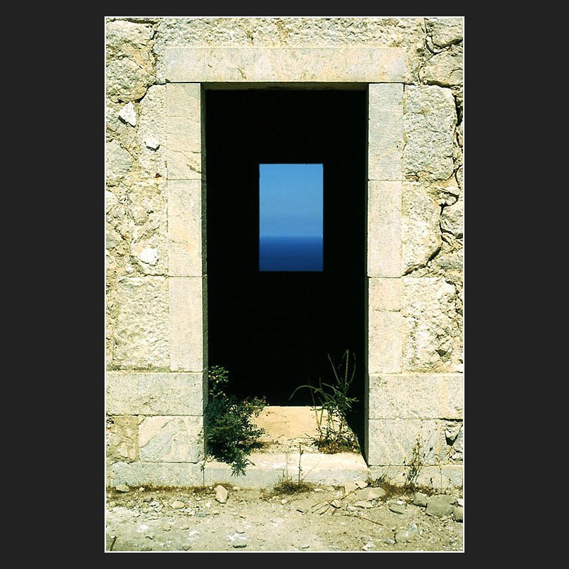 Durchblick durch ein altes Leuchtturmgeb�ude auf einer kleinen Nachbarinsel von Mallorca. Scan (Matthias)