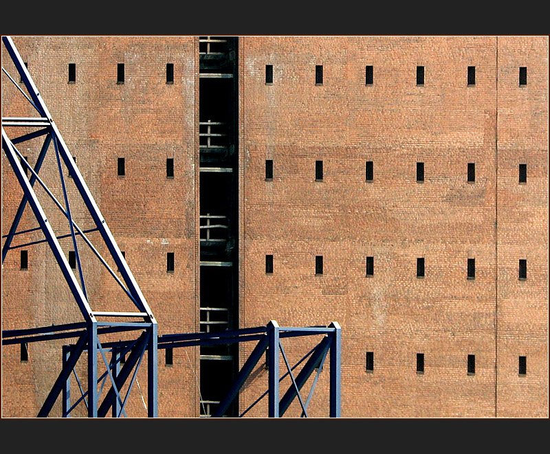Ein altes Speichergeb�ude im Gebiet der zuk�nftigen Hafencity in Hamburg. (Matthias)