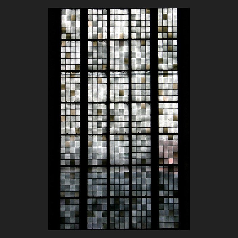 Eine der kleinen Scheiben tanzt etwas aus der Reihe. Gesehen im Ulmer M�nser. Dank an Lydia f�r die Bildidee. (Matthias)