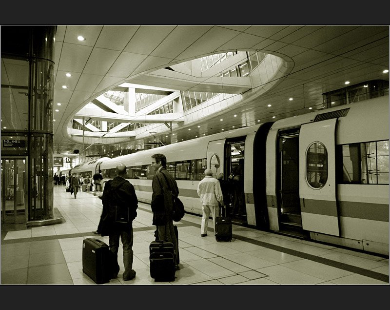 Eines meine Lieblingsbilder: Der Flughafenbahnhof Frankfurt aus der Sicht eines Bahnreisenden. Der moderne Zug passt in den modernen Bahnhof mit der eleganten ovalen Decken�ffnung. Die beiden Gesch�ftsreisenden passen gut in die Szenerie. (Matthias)