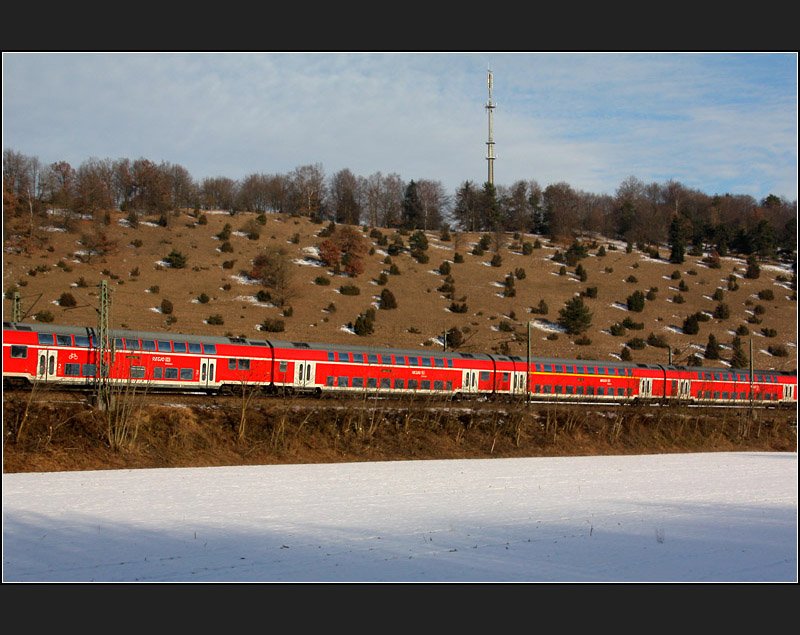 Entgegen der �blichen Forderung, ein Zug m�sste m�glichst ganz im Bild zu sehen sein, liebe ich es ihn als Endlosband durchs Bild laufen zu lassen. Hier bei Lonsee auf der Schw�bischen Alb. (Matthias)