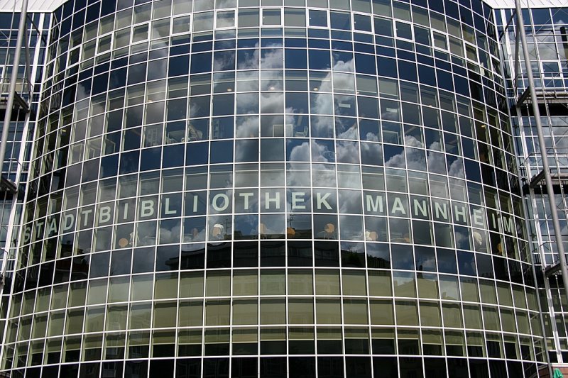 Fassade der Stadtbibliothek in Mannheim.